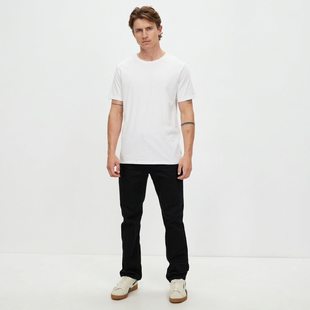 Levi’s 516 slim straight leg men’s jean in black denim, full-length front view.