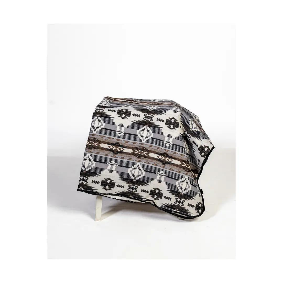 Rock & Roll Jacquard Berber Lined Blanket weis-western-wear