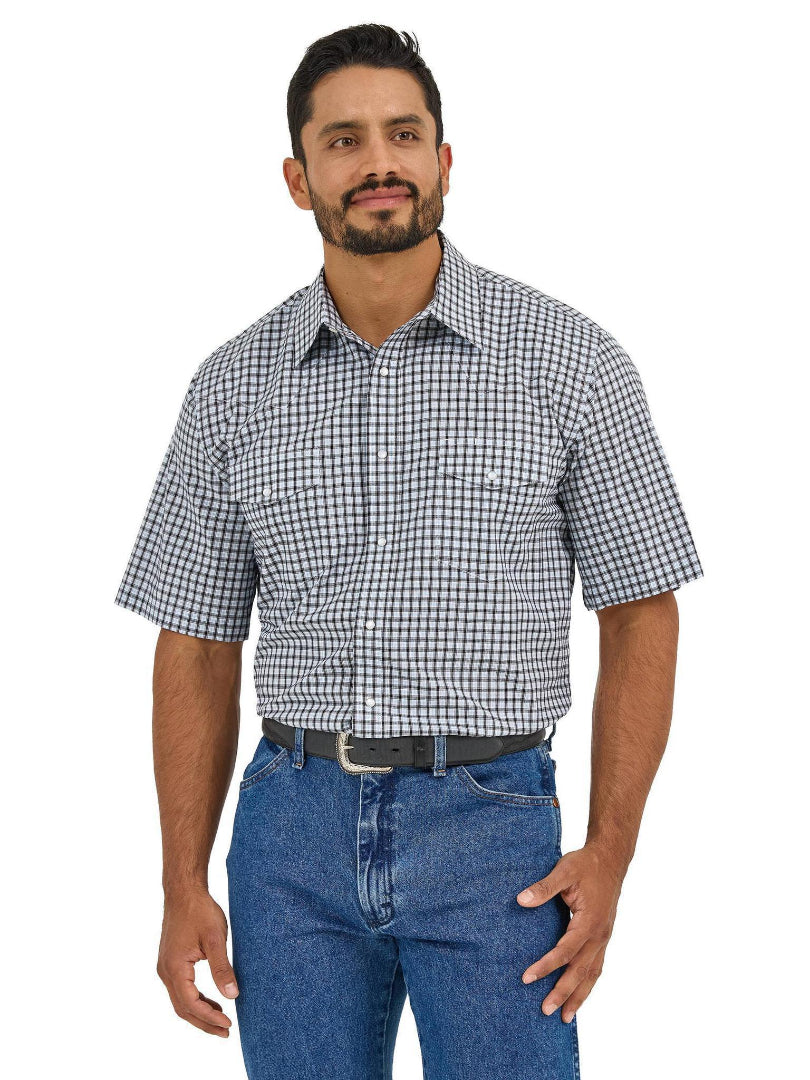 Wrangler Men's Wrinkle Resist Short Sleeve Shirt- Classic Fit