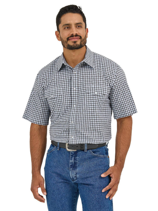 Wrangler Men's Wrinkle Resist Short Sleeve Shirt- Classic Fit