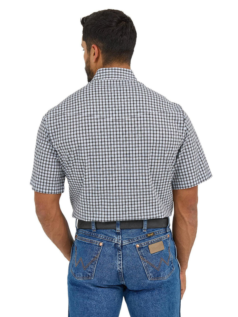 Wrangler Men's Wrinkle Resist Short Sleeve Shirt- Classic Fit