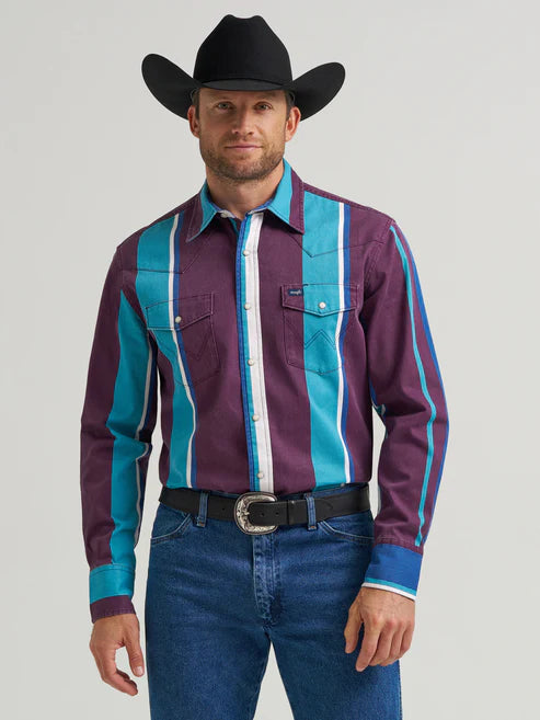 Wrangler 112375225 Brushpopper vintage long sleeve western shirt showing close-up of the spread collar and front snaps.